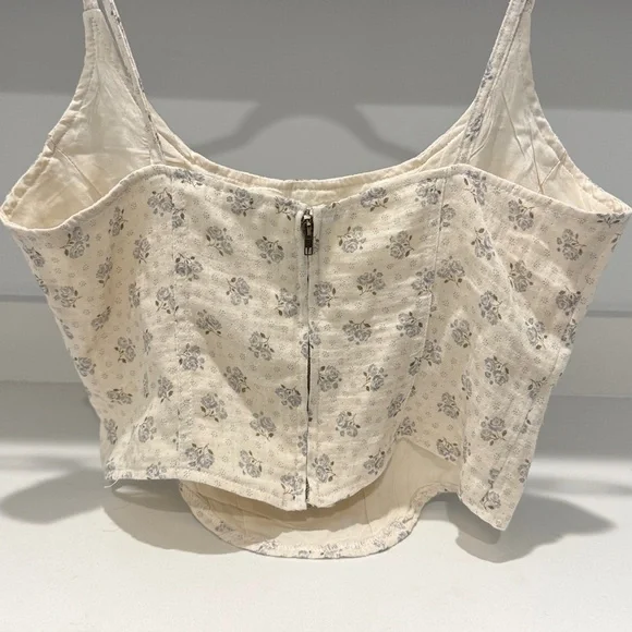 Olivaceous NWT Cream Isadora Floral Crop Top. Size M - Picture 6 of 8